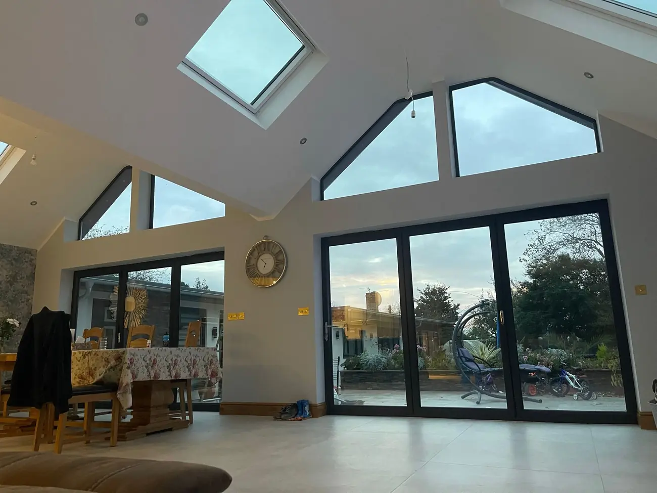 Side return extension in Oxford with vaulted ceiling and full-height glazing