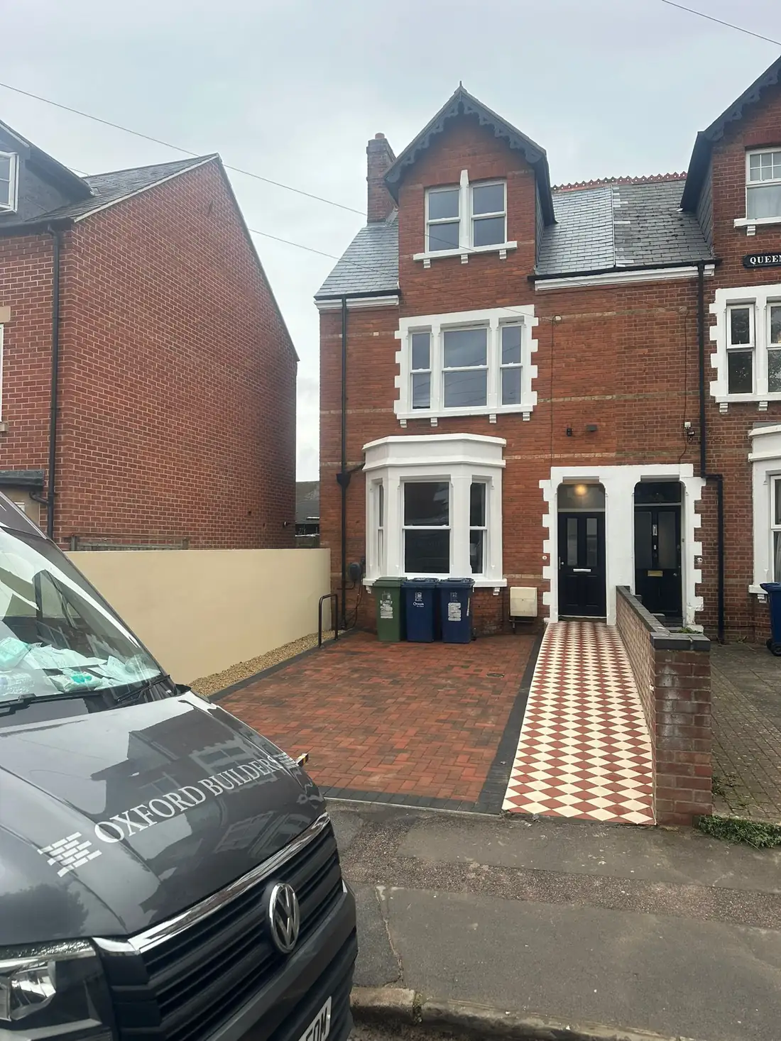 Oxford Builders van outside a Victorian terraced house in Oxford